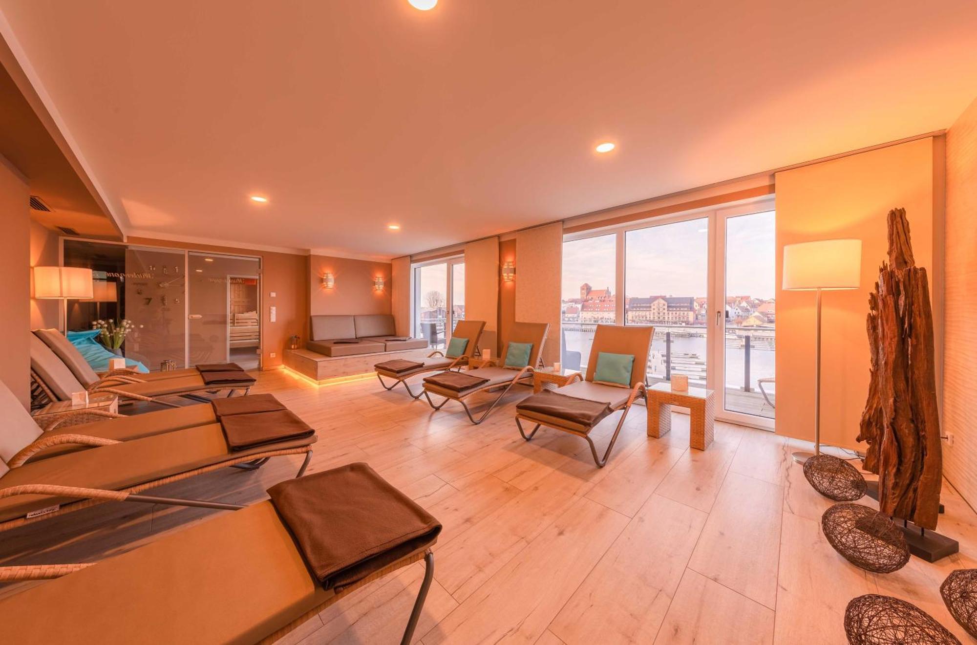 Mueritz Utkiek - Apartment Mit Seeblick & Balkon In Der Hafenresidenz Варен Екстер'єр фото
